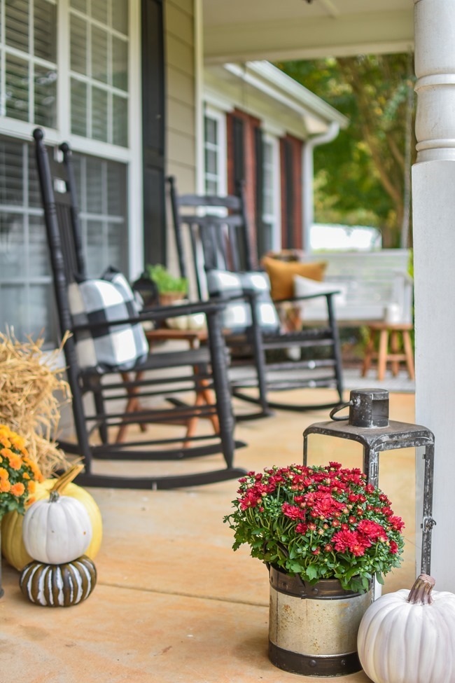 Farmhouse fall front porch with lots of mums, hay and pumpkins-29 Farmhouse fall front porch with lots of mums, hay and pumpkins-29