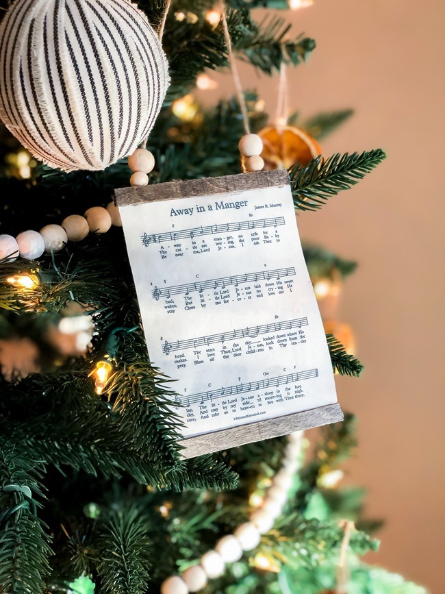 How to make a DIY Christmas music page wall hanging or ornament-33